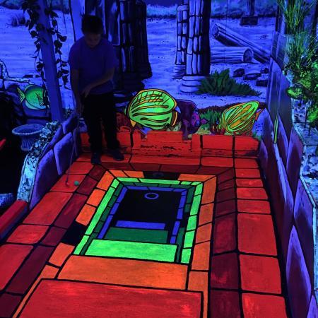 King Neptune's Indoor Blacklight 3-D Mini Golf