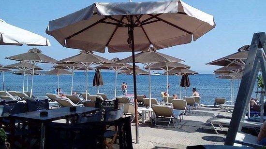 4 Roses Beach Bar & Restaurant